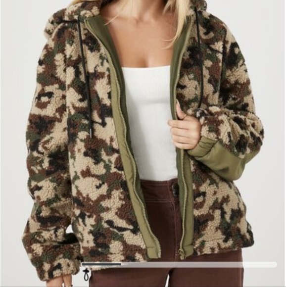 NWT Forever 21 Faux Shearling Camo Print Jacket Sz M Lightweight but substantial - Picture 3 of 15
